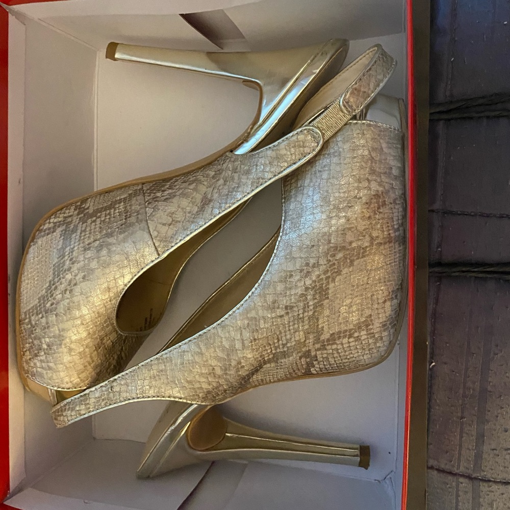 Guess size 10 Gold sling back heels